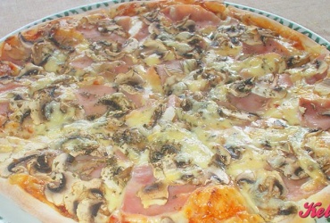 52% попуст на ГОЛЕМА ПИЦА по избор КАПРИЧИОЗА, NAPOLITANA или VEZUVIO во пица ресторан ВИА САКРА во вредност од 250ден. за само 119ден.