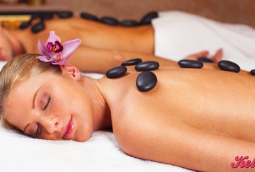 50% попуст на масажа со ВУЛКАНСКИ КАМЕЊА на грб во времетраење од 45 минути во салонот за масажа ЗЛАТНИ РАЦЕ во вредност од 800ден. за само 399ден.