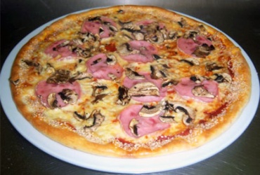 50% попуст на голема пица капричиоза во вредност од 230ден. во италијанскиот ресторан Stazione за само 115ден.