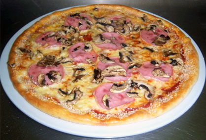 50% попуст на голема пица капричиоза во вредност од 230ден. во италијанскиот ресторан Stazione за само 115ден.