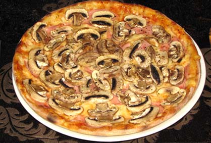 50% попуст на голема пица капричиоза + порција палачинки во Pizza Cafe La Piazza во вредност од 300ден. за само 149ден.