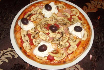 50% попуст на голема пица  La Piazza + овошна салата во Pizza Cafe La Piazza во вредност од 370ден. за само 185ден.